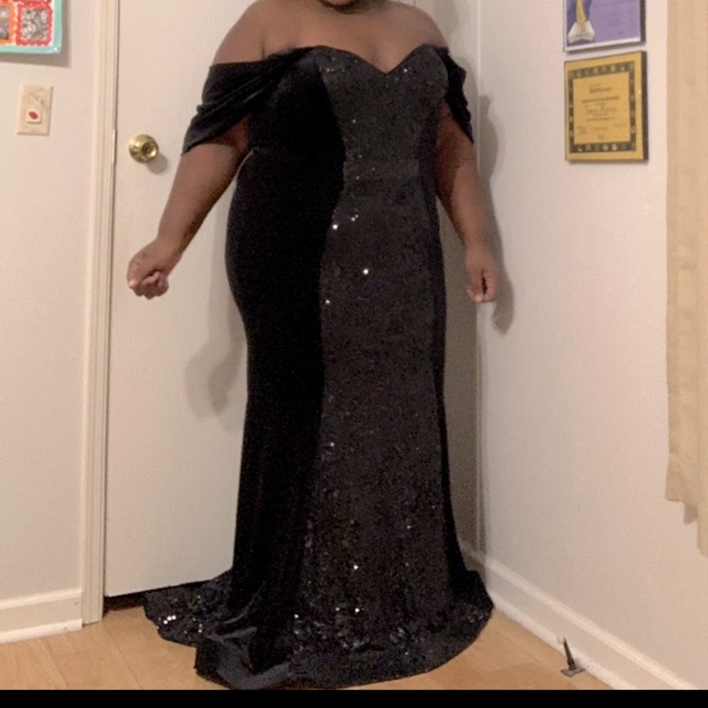 I’m selling this black shiny prom dress never wore out only tried on once .